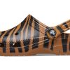 Crocs Classic saboți cu imprimare animale Beach Tiger Stripes Sandale galbene 206676-2ZF