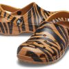 Crocs Classic saboți cu imprimare animale Beach Tiger Stripes Sandale galbene 206676-2ZF