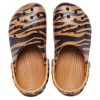 Crocs Classic saboți cu imprimare animale Beach Tiger Stripes Sandale galbene 206676-2ZF