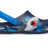 Crocs (PS) Sandale sport cu toc plat cu model amuzant cu rechin în aer liber 207070-410 Crocs (PS) Sandale sport cu toc plat cu model amuzant cu rechin în aer liber 207070-410