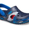 Crocs (PS) Sandale sport cu toc plat cu model amuzant cu rechin în aer liber 207070-410 Crocs (PS) Sandale sport cu toc plat cu model amuzant cu rechin în aer liber 207070-410