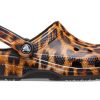 Crocs (WMNS) Sabot clasic Imprimare cu animale Sandale casual de plajă Imprimeu leopard 206676-90L Crocs (WMNS) Sabot clasic Imprimare cu animale Sandale casual de plajă Imprimeu leopard 206676-90L