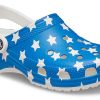 Crocs (WMNS) Sandale ușoare confortabile cu imprimare model SUA Albastru Roșu 205974-94S Crocs (WMNS) Sandale ușoare confortabile cu imprimare model SUA Albastru Roșu 205974-94S