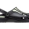Saboți Crocs Pleasures x Classic „Skeleton – Glow in the Dark” 208267-001