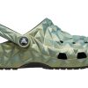 Sabot Crocs Classic Iridiscent Geometric „Verde” 209841-001