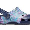 Sandale Crocs (WMNS) Classic Clog Liberty London Beach Deep Blue 206447-410 Sandale Crocs (WMNS) Classic Clog Liberty London Beach Deep Blue 206447-410