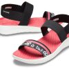 Sandale Crocs (WMNS) LiteRide Pattern pentru exterior, cu vârf deschis, negru și roșu, „Black Red” 205868-066 Sandale Crocs (WMNS) LiteRide Pattern pentru exterior, cu vârf deschis, negru și roșu, „Black Red” 205868-066