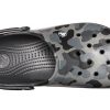 Sandale de plajă Crocs Classic Clog Camuflaj negru 205579-0DY